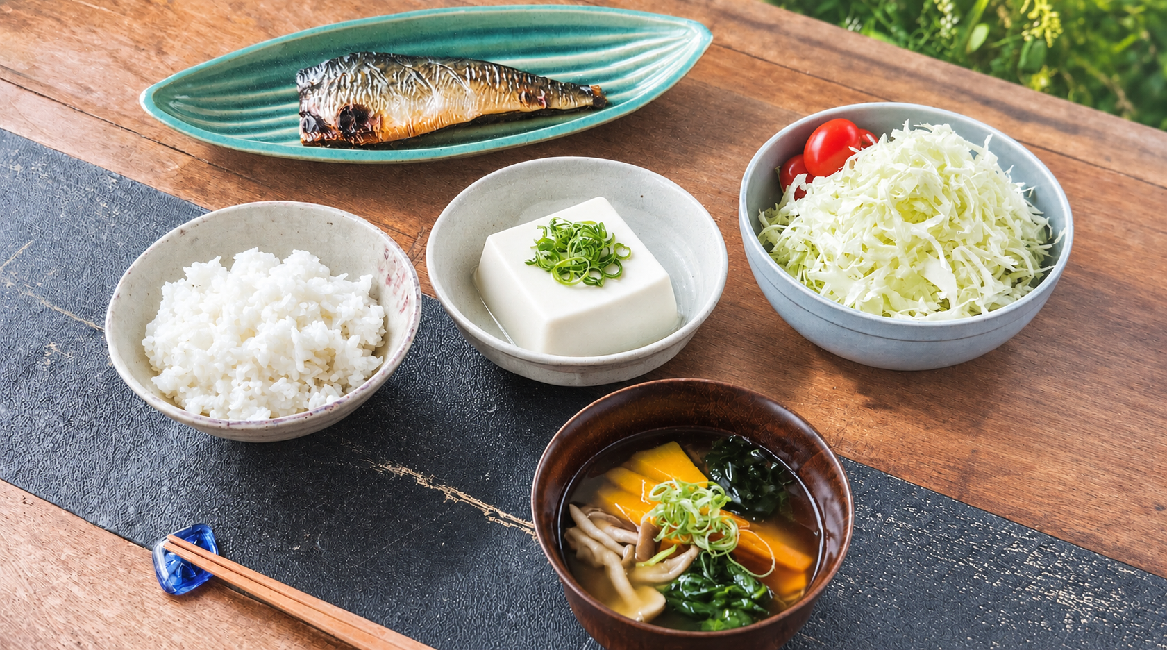 ごはん、魚、豆腐、野菜、汁物を組み合わせた食事